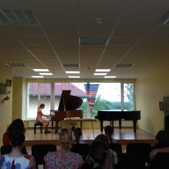 Viesos Valmieras MS audzēknes - 