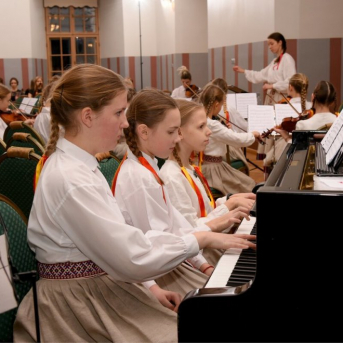 Orķestra koncerts Dundagā - foto: Visvaldis Biezbārdis