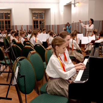 Orķestra koncerts Dundagā - foto: Visvaldis Biezbārdis