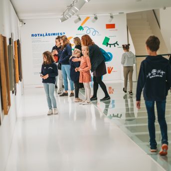 SMMS bauda mākslu - 