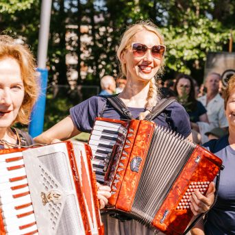 Saulkrastu nov. svētku gājiens - Foto: Ginta Zīverte un SMMS