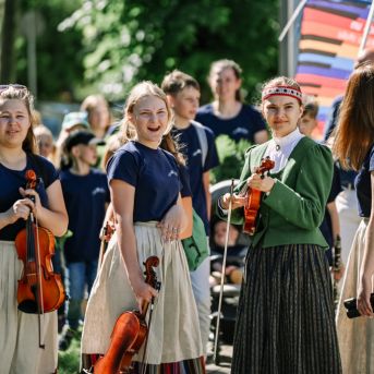 Saulkrastu nov. svētku gājiens - Foto: Ginta Zīverte un SMMS