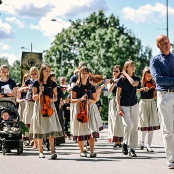 Saulkrastu nov. svētku gājiens - Foto: Ginta Zīverte un SMMS