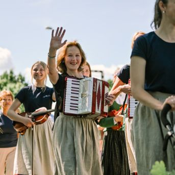 Saulkrastu nov. svētku gājiens - Foto: Ginta Zīverte un SMMS