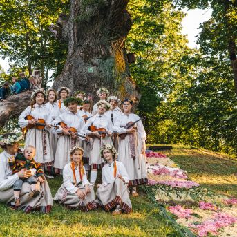 Ielīgošana pie Sējas ozola - Foto: Pēteris Gertners un SMMS