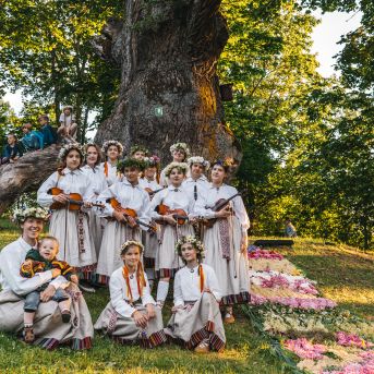 Ielīgošana pie Sējas ozola - Foto: Pēteris Gertners un SMMS