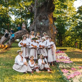 Ielīgošana pie Sējas ozola - Foto: Pēteris Gertners un SMMS