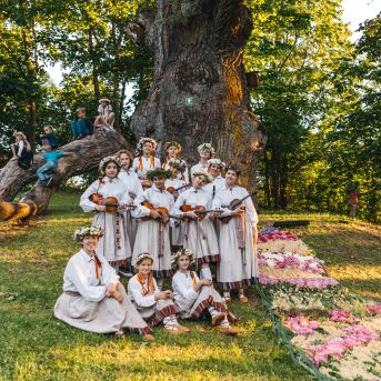 Ielīgošana pie Sējas ozola - Foto: Pēteris Gertners un SMMS