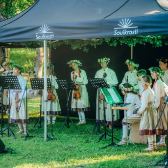 Ielīgošana pie Sējas ozola - Foto: Pēteris Gertners un SMMS