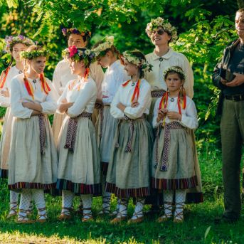 Ielīgošana pie Sējas ozola - Foto: Pēteris Gertners un SMMS