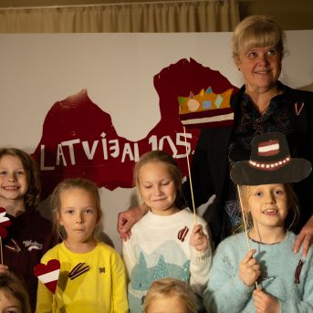 Dziesmu vakars klusinātā gaismā - 