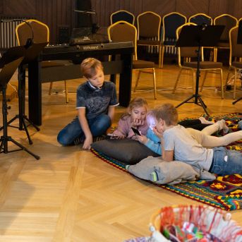 Dziesmu vakars klusinātā gaismā - 