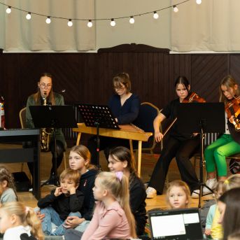 Dziesmu vakars klusinātā gaismā - 