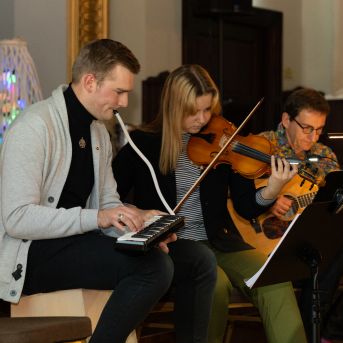 Dziesmu vakars klusinātā gaismā - 