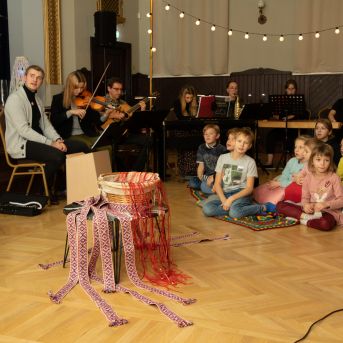 Dziesmu vakars klusinātā gaismā - 