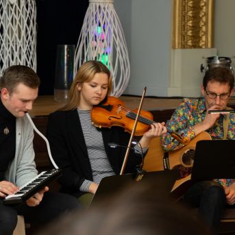 Dziesmu vakars klusinātā gaismā - 