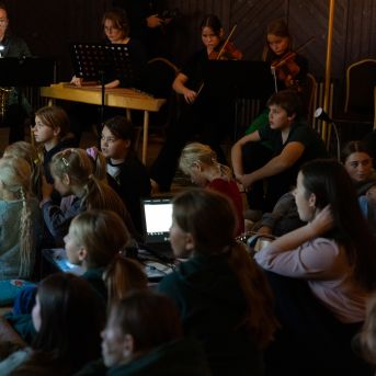 Dziesmu vakars klusinātā gaismā - 