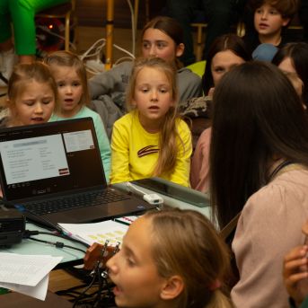 Dziesmu vakars klusinātā gaismā - 