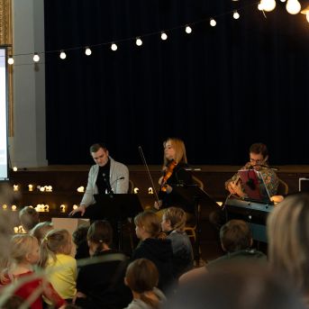 Dziesmu vakars klusinātā gaismā - 