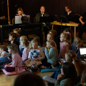 Dziesmu vakars klusinātā gaismā - 