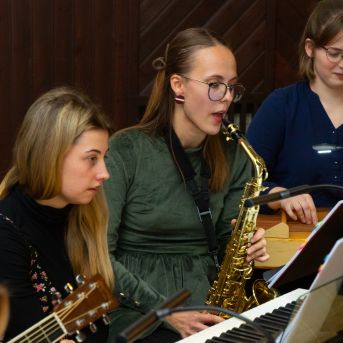 Dziesmu vakars klusinātā gaismā - 