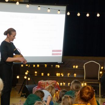 Dziesmu vakars klusinātā gaismā - 