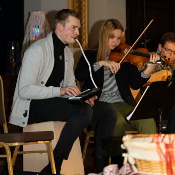 Dziesmu vakars klusinātā gaismā - 