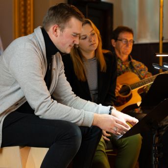 Dziesmu vakars klusinātā gaismā - 