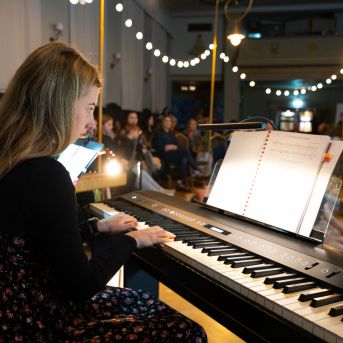 Dziesmu vakars klusinātā gaismā - 