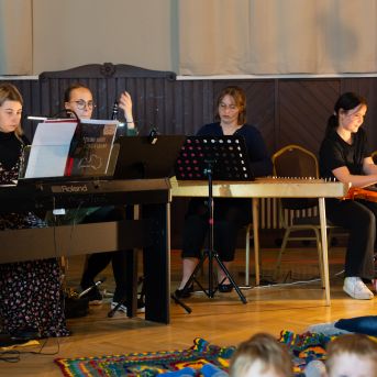 Dziesmu vakars klusinātā gaismā - 