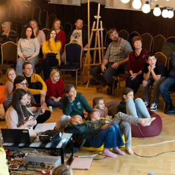 Dziesmu vakars klusinātā gaismā - 