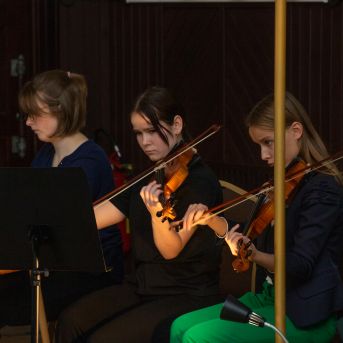 Dziesmu vakars klusinātā gaismā - 