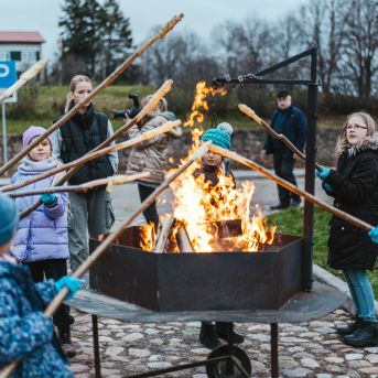 Dziesmu vakars klusinātā gaismā - 