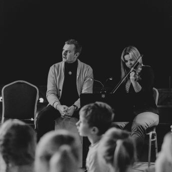 Dziesmu vakars klusinātā gaismā - 