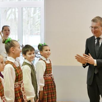 Muzicējam Latvijas Valsts prezidentam! - Foto :https://www.flickr.com/photos/valstsprezidents/with/53526648338 https://saulkrasti.lv/jaunumi/pasvaldiba-un-sabiedriba/saulkrastu-novadu-apmekle-latvijas-valsts-prezidents-edgars-rinkevics/.13.02.2024. Valsts prezidenta Edgara Rinkēviča darba vizīte Saulkrastu novadā. Foto autors: Ilmārs Znotiņš, Valsts prezidenta kanceleja.