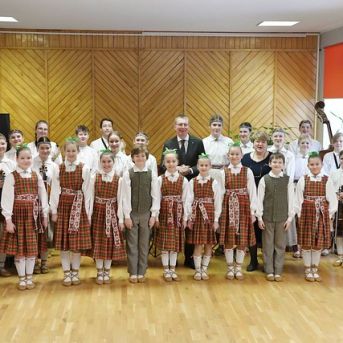 Muzicējam Latvijas Valsts prezidentam! - Foto :https://www.flickr.com/photos/valstsprezidents/with/53526648338 https://saulkrasti.lv/jaunumi/pasvaldiba-un-sabiedriba/saulkrastu-novadu-apmekle-latvijas-valsts-prezidents-edgars-rinkevics/.13.02.2024. Valsts prezidenta Edgara Rinkēviča darba vizīte Saulkrastu novadā. Foto autors: Ilmārs Znotiņš, Valsts prezidenta kanceleja.