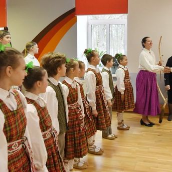 Muzicējam Latvijas Valsts prezidentam! - Foto :https://www.flickr.com/photos/valstsprezidents/with/53526648338 https://saulkrasti.lv/jaunumi/pasvaldiba-un-sabiedriba/saulkrastu-novadu-apmekle-latvijas-valsts-prezidents-edgars-rinkevics/.13.02.2024. Valsts prezidenta Edgara Rinkēviča darba vizīte Saulkrastu novadā. Foto autors: Ilmārs Znotiņš, Valsts prezidenta kanceleja.