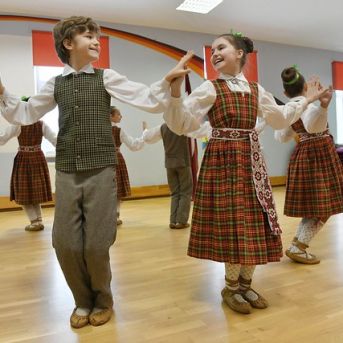 Muzicējam Latvijas Valsts prezidentam! - Foto :https://www.flickr.com/photos/valstsprezidents/with/53526648338 https://saulkrasti.lv/jaunumi/pasvaldiba-un-sabiedriba/saulkrastu-novadu-apmekle-latvijas-valsts-prezidents-edgars-rinkevics/.13.02.2024. Valsts prezidenta Edgara Rinkēviča darba vizīte Saulkrastu novadā. Foto autors: Ilmārs Znotiņš, Valsts prezidenta kanceleja.