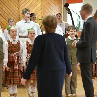 Muzicējam Latvijas Valsts prezidentam! - Foto :https://www.flickr.com/photos/valstsprezidents/with/53526648338 https://saulkrasti.lv/jaunumi/pasvaldiba-un-sabiedriba/saulkrastu-novadu-apmekle-latvijas-valsts-prezidents-edgars-rinkevics/.13.02.2024. Valsts prezidenta Edgara Rinkēviča darba vizīte Saulkrastu novadā. Foto autors: Ilmārs Znotiņš, Valsts prezidenta kanceleja.