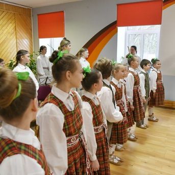 Muzicējam Latvijas Valsts prezidentam! - Foto :https://www.flickr.com/photos/valstsprezidents/with/53526648338 https://saulkrasti.lv/jaunumi/pasvaldiba-un-sabiedriba/saulkrastu-novadu-apmekle-latvijas-valsts-prezidents-edgars-rinkevics/.13.02.2024. Valsts prezidenta Edgara Rinkēviča darba vizīte Saulkrastu novadā. Foto autors: Ilmārs Znotiņš, Valsts prezidenta kanceleja.