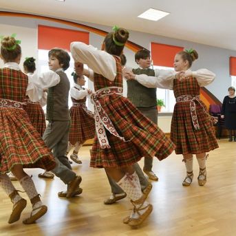 Muzicējam Latvijas Valsts prezidentam! - Foto :https://www.flickr.com/photos/valstsprezidents/with/53526648338 https://saulkrasti.lv/jaunumi/pasvaldiba-un-sabiedriba/saulkrastu-novadu-apmekle-latvijas-valsts-prezidents-edgars-rinkevics/.13.02.2024. Valsts prezidenta Edgara Rinkēviča darba vizīte Saulkrastu novadā. Foto autors: Ilmārs Znotiņš, Valsts prezidenta kanceleja.