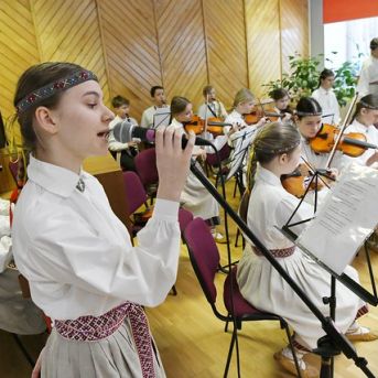 Muzicējam Latvijas Valsts prezidentam! - Foto :https://www.flickr.com/photos/valstsprezidents/with/53526648338 https://saulkrasti.lv/jaunumi/pasvaldiba-un-sabiedriba/saulkrastu-novadu-apmekle-latvijas-valsts-prezidents-edgars-rinkevics/.13.02.2024. Valsts prezidenta Edgara Rinkēviča darba vizīte Saulkrastu novadā. Foto autors: Ilmārs Znotiņš, Valsts prezidenta kanceleja.