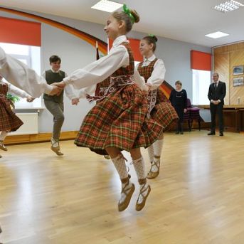 Muzicējam Latvijas Valsts prezidentam! - Foto :https://www.flickr.com/photos/valstsprezidents/with/53526648338 https://saulkrasti.lv/jaunumi/pasvaldiba-un-sabiedriba/saulkrastu-novadu-apmekle-latvijas-valsts-prezidents-edgars-rinkevics/.13.02.2024. Valsts prezidenta Edgara Rinkēviča darba vizīte Saulkrastu novadā. Foto autors: Ilmārs Znotiņš, Valsts prezidenta kanceleja.