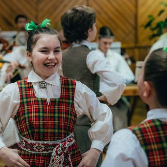 Muzicējam Latvijas Valsts prezidentam! - Foto :https://www.flickr.com/photos/valstsprezidents/with/53526648338 https://saulkrasti.lv/jaunumi/pasvaldiba-un-sabiedriba/saulkrastu-novadu-apmekle-latvijas-valsts-prezidents-edgars-rinkevics/.13.02.2024. Valsts prezidenta Edgara Rinkēviča darba vizīte Saulkrastu novadā. Foto autors: Ilmārs Znotiņš, Valsts prezidenta kanceleja.