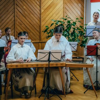 Muzicējam Latvijas Valsts prezidentam! - Foto :https://www.flickr.com/photos/valstsprezidents/with/53526648338 https://saulkrasti.lv/jaunumi/pasvaldiba-un-sabiedriba/saulkrastu-novadu-apmekle-latvijas-valsts-prezidents-edgars-rinkevics/.13.02.2024. Valsts prezidenta Edgara Rinkēviča darba vizīte Saulkrastu novadā. Foto autors: Ilmārs Znotiņš, Valsts prezidenta kanceleja.