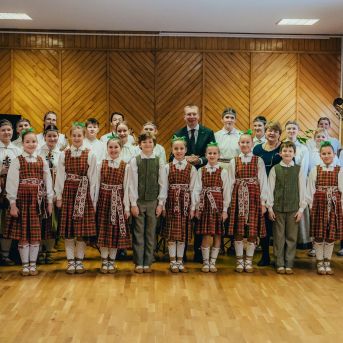 Muzicējam Latvijas Valsts prezidentam! - Foto :https://www.flickr.com/photos/valstsprezidents/with/53526648338 https://saulkrasti.lv/jaunumi/pasvaldiba-un-sabiedriba/saulkrastu-novadu-apmekle-latvijas-valsts-prezidents-edgars-rinkevics/.13.02.2024. Valsts prezidenta Edgara Rinkēviča darba vizīte Saulkrastu novadā. Foto autors: Ilmārs Znotiņš, Valsts prezidenta kanceleja.