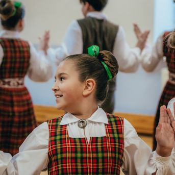 Muzicējam Latvijas Valsts prezidentam! - Foto :https://www.flickr.com/photos/valstsprezidents/with/53526648338 https://saulkrasti.lv/jaunumi/pasvaldiba-un-sabiedriba/saulkrastu-novadu-apmekle-latvijas-valsts-prezidents-edgars-rinkevics/.13.02.2024. Valsts prezidenta Edgara Rinkēviča darba vizīte Saulkrastu novadā. Foto autors: Ilmārs Znotiņš, Valsts prezidenta kanceleja.
