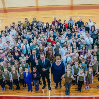 Muzicējam Latvijas Valsts prezidentam! - Foto :https://www.flickr.com/photos/valstsprezidents/with/53526648338 https://saulkrasti.lv/jaunumi/pasvaldiba-un-sabiedriba/saulkrastu-novadu-apmekle-latvijas-valsts-prezidents-edgars-rinkevics/.13.02.2024. Valsts prezidenta Edgara Rinkēviča darba vizīte Saulkrastu novadā. Foto autors: Ilmārs Znotiņš, Valsts prezidenta kanceleja.