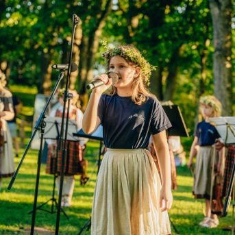 IELĪGOŠANA PIE SĒJAS OZOLA 2024 - Foto no Saulkrastu novada mājas lapas