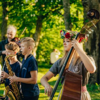 IELĪGOŠANA PIE SĒJAS OZOLA 2024 - Foto no Saulkrastu novada mājas lapas